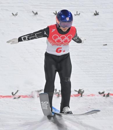 　試技のジャンプから着地する高梨沙羅（撮影・高部洋祐）