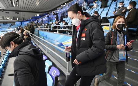 　北京冬季五輪のフィギュアスケート団体戦を観戦に訪れた女子テニスの彭帥さん（中央）＝７日、北京（共同）