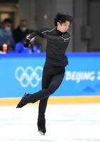 　ジャンプの着氷を決める羽生結弦（撮影・堀内翔）