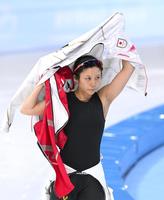 　女子１５００メートルを滑り終えて上着を着る高木美帆（撮影・堀内翔）