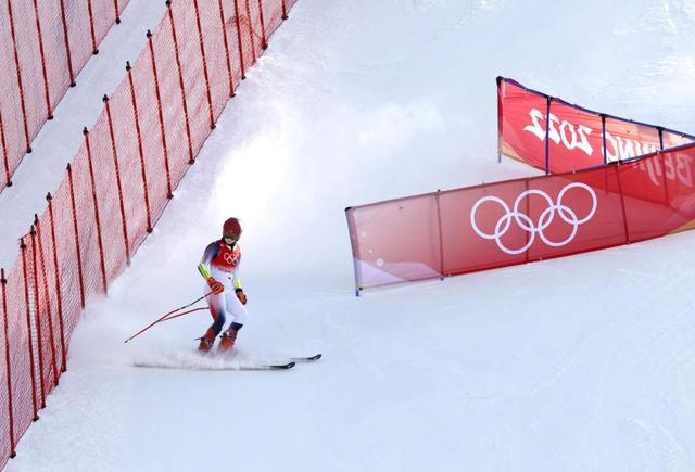 硬い人工雪に大苦戦　アルペン女子大回転でも途中棄権続出　米国選手はソリで搬送