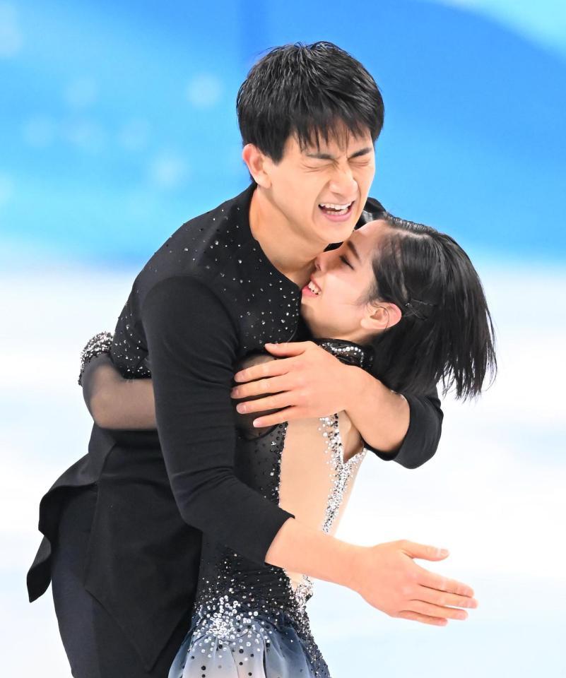 　フィギュアスケート団体戦ペアフリーを終えて喜び合う三浦璃来、木原龍一組（撮影・堀内翔）