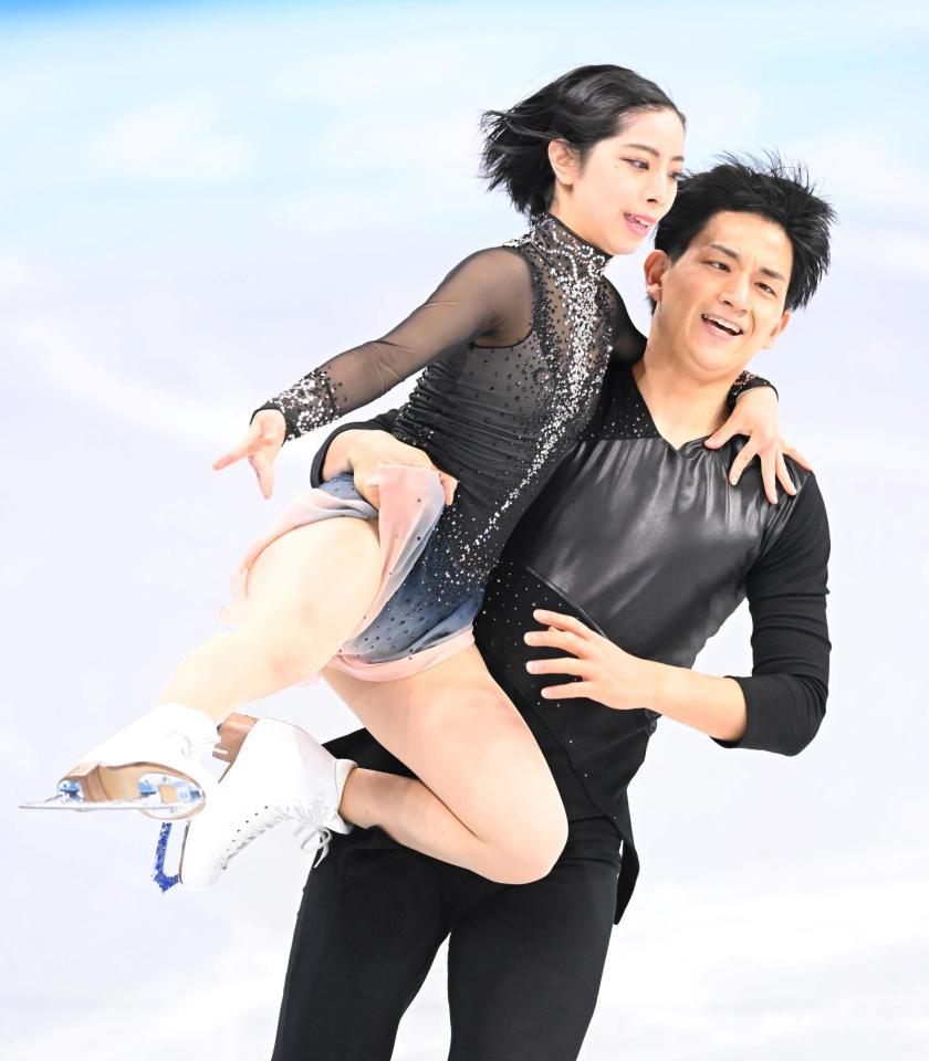　フィギュアスケート団体戦ペアフリーを演技する三浦璃来、木原龍一組（撮影・堀内翔）