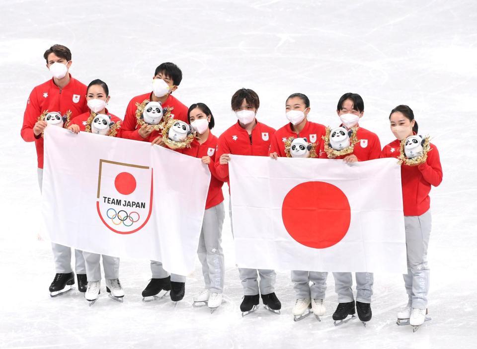 　フィギュアスケート団体戦３位となった（左から）小松原尊、小松原美里、木原龍一、三浦璃来、宇野昌磨、坂本花織、鍵山優真、樋口新葉（撮影・堀内翔）