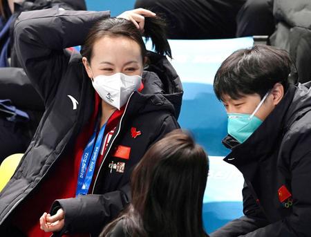 　北京冬季五輪のフィギュアスケート団体戦を観戦に訪れた女子テニスの彭帥さん（左）＝共同