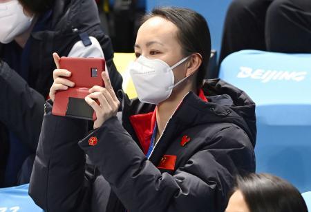 　７日、北京冬季五輪のフィギュアスケート団体戦を観戦する女子テニスの彭帥さん＝北京（共同）