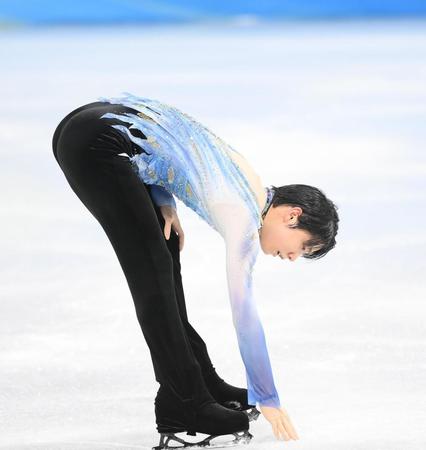 　ＳＰの演技を終えてジャンプを失敗した氷面を触る羽生結弦（撮影・堀内翔）