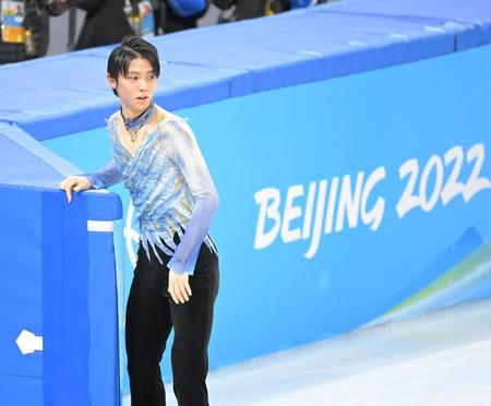 　演技後、リンクを振り返りながら引き揚げる羽生結弦（撮影・高部洋祐）