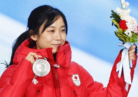 　スピードスケート女子１５００メートルのメダルセレモニーで、銀メダルを手にする高木美帆＝８日、北京（共同）