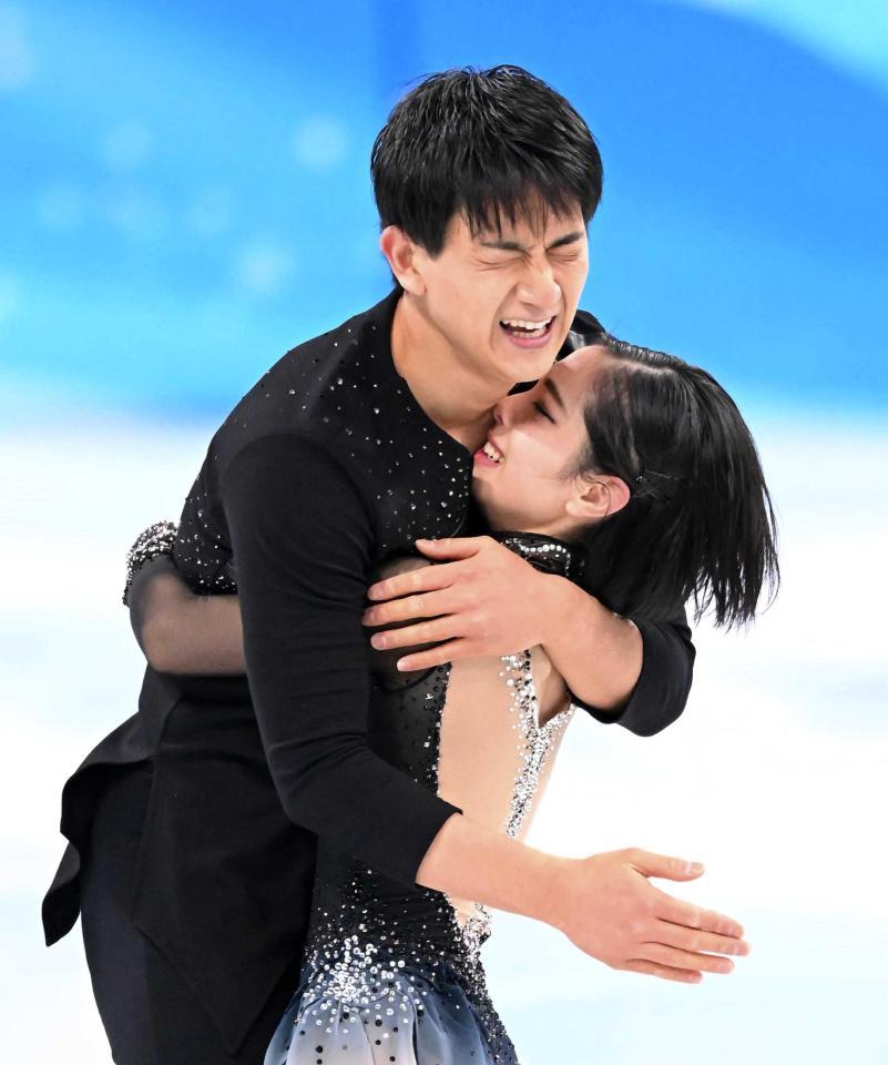 　演技を終えて喜び合う三浦、木原組（撮影・堀内翔）