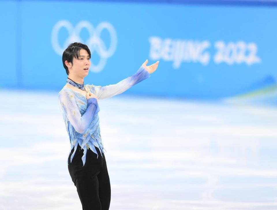 　ＳＰの演技を終えてあいさつをする羽生結弦（撮影・堀内翔）