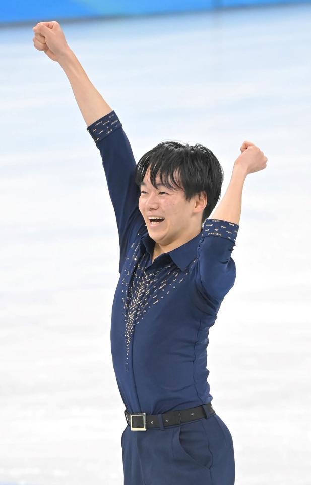 　演技を終え、ガッツポーズを決める鍵山優真（撮影・高部洋祐）