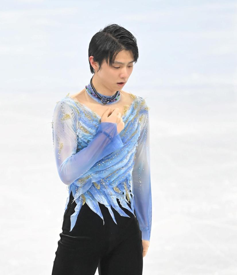 　演技を終え、胸に手をあてうつむく羽生結弦（撮影・高部洋祐）