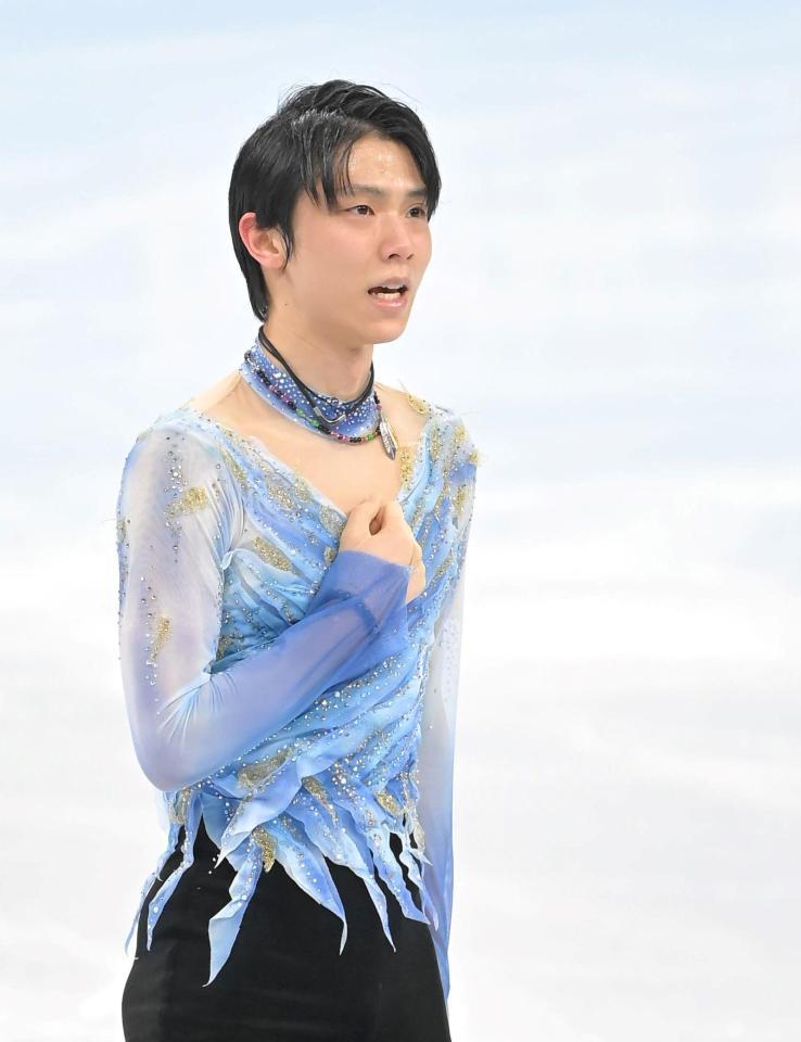 　演技後、胸に手をあてスタンドにあいさつする羽生結弦（撮影・高部洋祐）