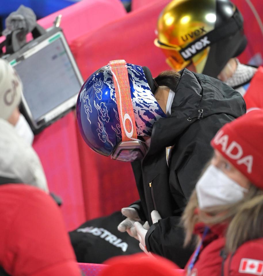 　最後のジャンプを終え、ひとりうなだれる高梨沙羅（中央）＝７日