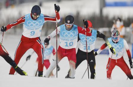 　男子個人ノーマルヒル　後半距離で力走する渡部暁斗（１０）＝張家口（共同）