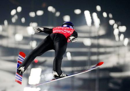 　ジャンプ男子個人ラージヒルの公式練習で飛躍する小林陵侑＝張家口（ＡＰ＝共同）