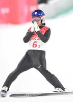 　７日の混合団体で最後のジャンプを終えて涙する高梨沙羅