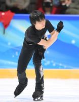 　公式練習でジャンプ着氷に失敗して悔しがる羽生結弦（撮影・堀内翔）