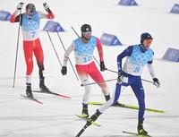 　力走する渡部暁斗（中央）＝撮影・高部洋祐