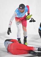 　７位でゴールし、倒れ込む海外の選手をねぎらう渡部暁斗（撮影・高部洋祐）