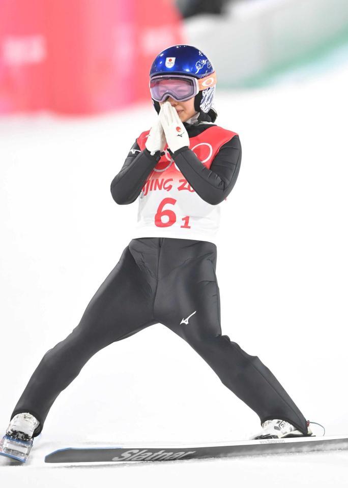 　７日の混合団体で最後のジャンプを終えて涙する高梨沙羅