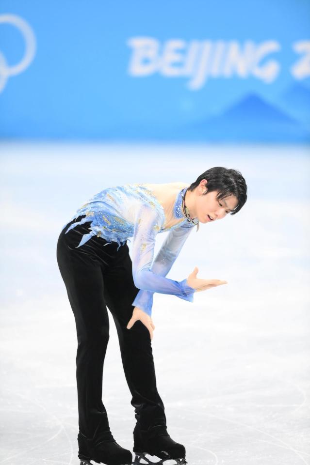 　ＳＰの演技を終えてジャンプを失敗した氷面を触る羽生結弦＝８日