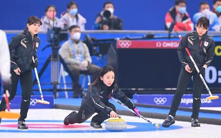 　公式練習で氷の感触を確かめる藤沢五月。左は吉田夕梨花、右は鈴木夕湖