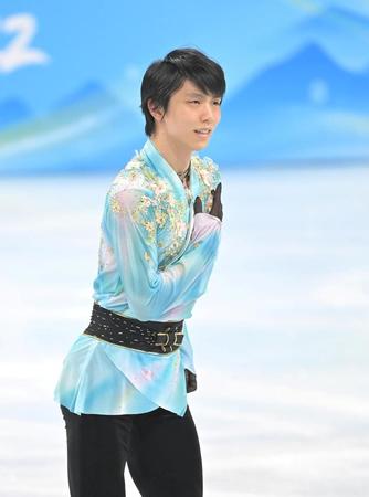 　演技を終え、スタンドにあいさつする羽生結弦（撮影・高部洋祐）