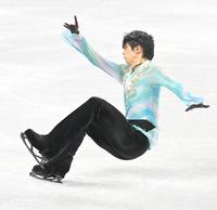 　ジャンプ着氷に失敗し、転倒する羽生結弦（撮影・高部洋祐）