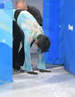　演技後、去り際に氷に両手を置く羽生結弦（撮影・高部洋祐）