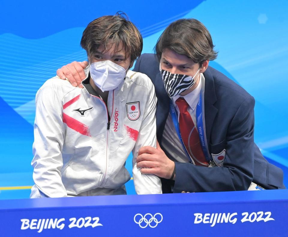 キスアンドクライでステファン・ランビエルコーチ（右）に肩を抱かれる宇野昌磨（撮影・高部洋祐）