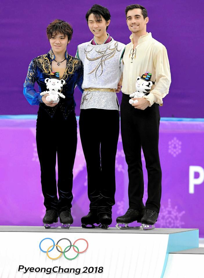 平昌五輪で「スホラン」を手にした宇野昌磨（左）＝２０１８年