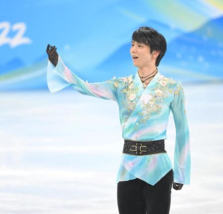 　演技を終え、スタンドにあいさつする羽生結弦（撮影・高部洋祐）