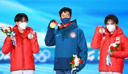 メダルセレモニーに登場した（左から）銀メダルの鍵山、金のチェン、銅の宇野（撮影・堀内翔）