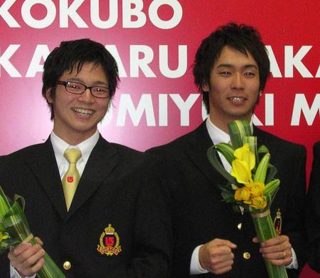 トリノ五輪壮行会に出席したスノーボード代表の（左から）国母和宏、中井孝治＝２００６年１月