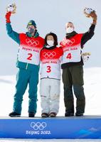 男子ハーフパイプで金メダルを獲得し、セレモニーで記念写真に納まる平野歩夢（中央）＝共同