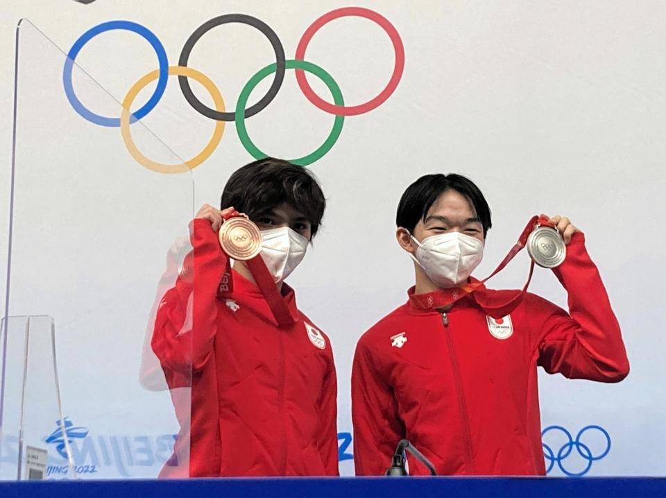 メダルを手に笑顔の鍵山優真（右）と宇野昌磨