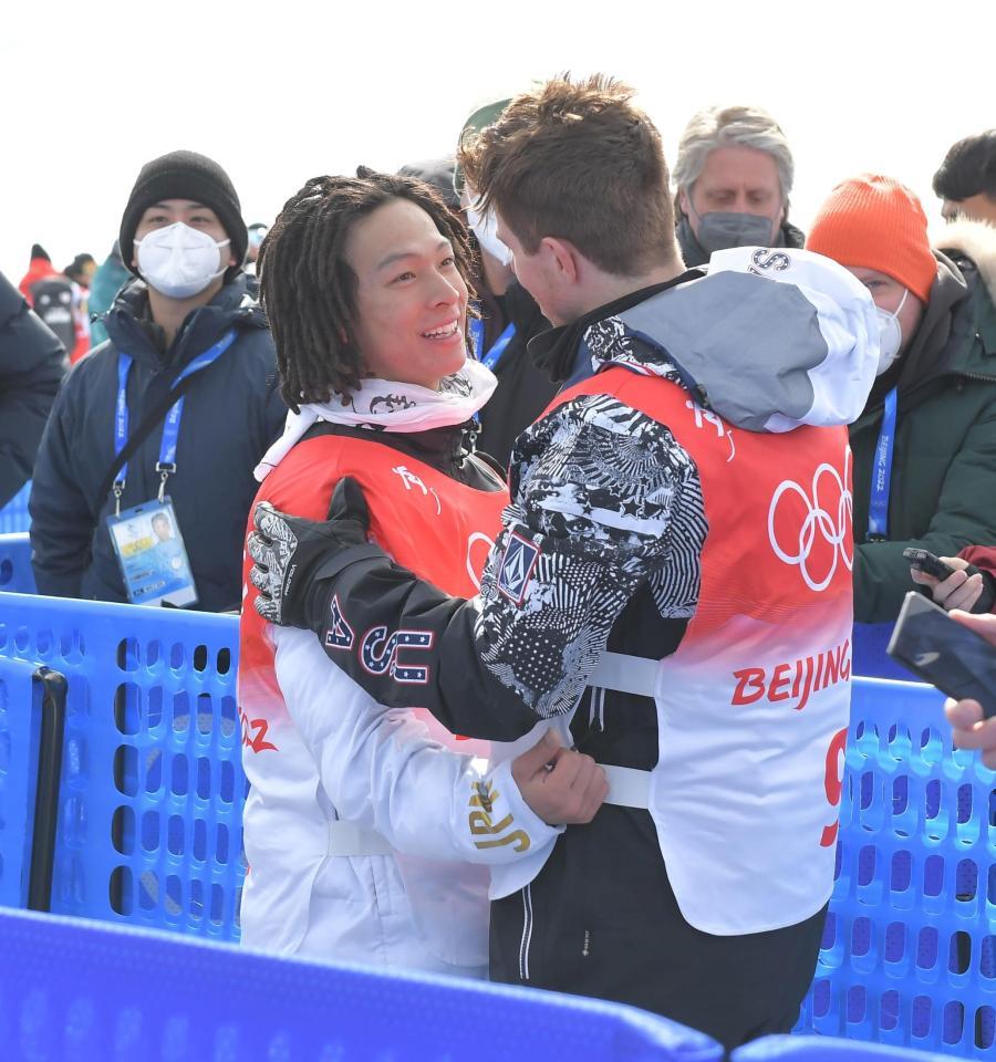 金メダルに輝き、４位だったショーン・ホワイト（右）から祝福を受ける平野歩夢（撮影・高部洋祐）