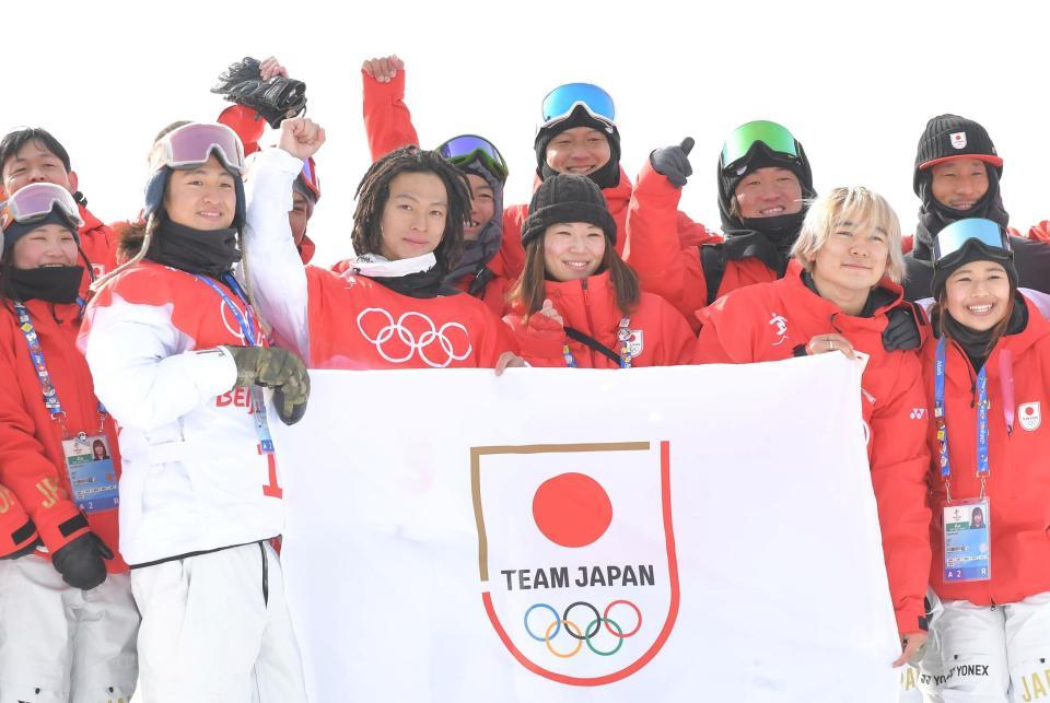 競技終了後、記念写真に納まる平野歩夢（前列左から３人目）、冨田せな（同４人目）ら日本チーム（撮影・高部洋祐）