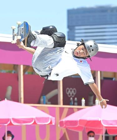 　東京五輪スケートボード男子パークで演技する平野歩夢
