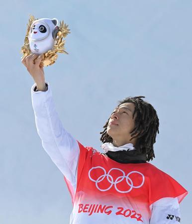 　金メダルに輝き、感慨深げに北京五輪のマスコットを見つめる平野歩夢（撮影・高部洋祐）