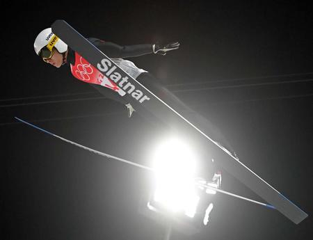 　男子個人ラージヒル予選での佐藤幸椰の飛躍（撮影・高部洋祐）