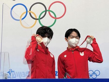 　メダルを手に笑顔の鍵山優真（右）と宇野昌磨