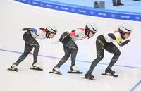 　団体追い抜き予選　（左から）高木菜那、佐藤綾乃、高木美帆（撮影・堀内翔）