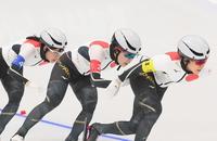 　団体追い抜き予選　（右から）高木美帆、佐藤綾乃、高木菜那（撮影・堀内翔）