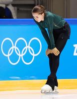 　公式練習で調整するカミラ・ワリエワ（共同）