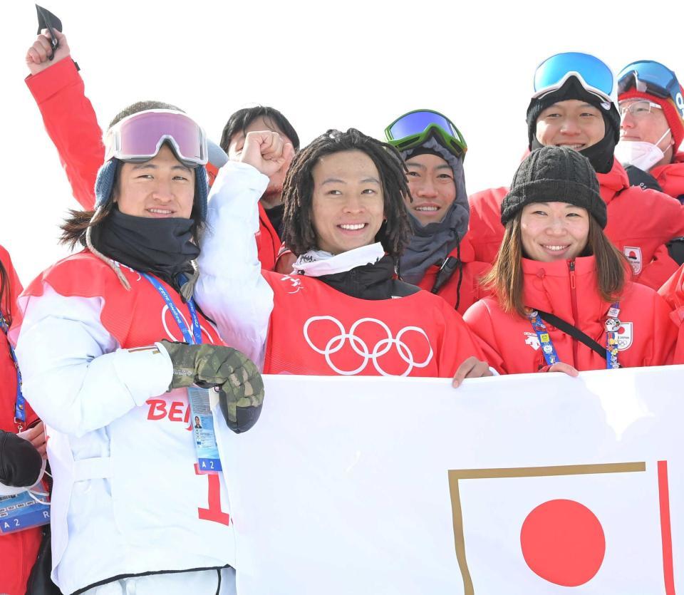 　平野海祝（左）、冨田せな（前列右）らと記念写真に納まる平野歩夢（中央）＝撮影・高部洋祐