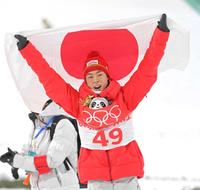 　日の丸を掲げ雄たけびを上げる小林陵侑（撮影・高部洋祐）