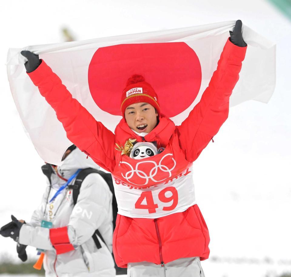 　日の丸を掲げ雄たけびを上げる小林陵侑（撮影・高部洋祐）